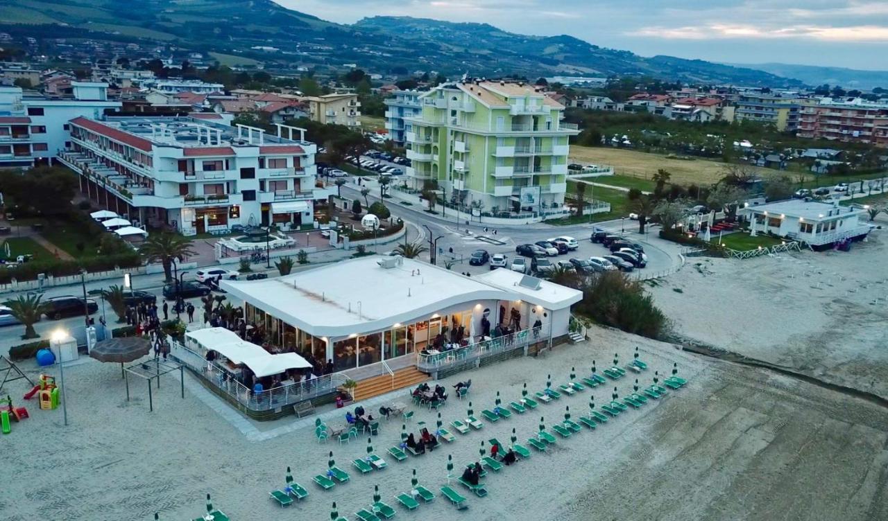Le Rose Beach & Suites Appartamenti Fronte Mare A Villarosa Martinsicuro Ngoại thất bức ảnh