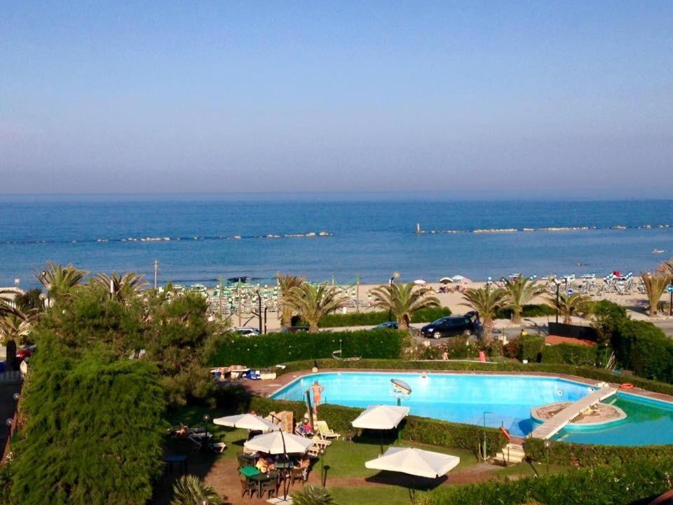 Le Rose Beach & Suites Appartamenti Fronte Mare A Villarosa Martinsicuro Ngoại thất bức ảnh