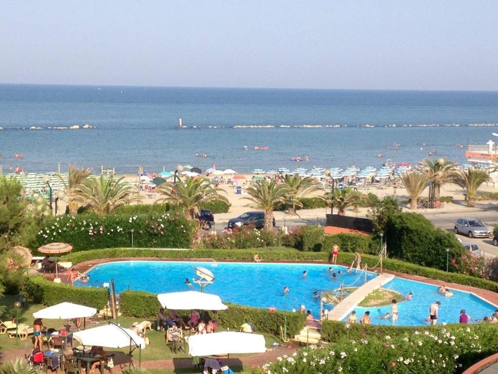Le Rose Beach & Suites Appartamenti Fronte Mare A Villarosa Martinsicuro Ngoại thất bức ảnh