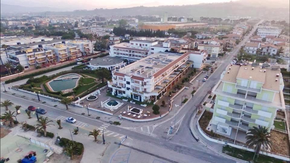 Le Rose Beach & Suites Appartamenti Fronte Mare A Villarosa Martinsicuro Ngoại thất bức ảnh