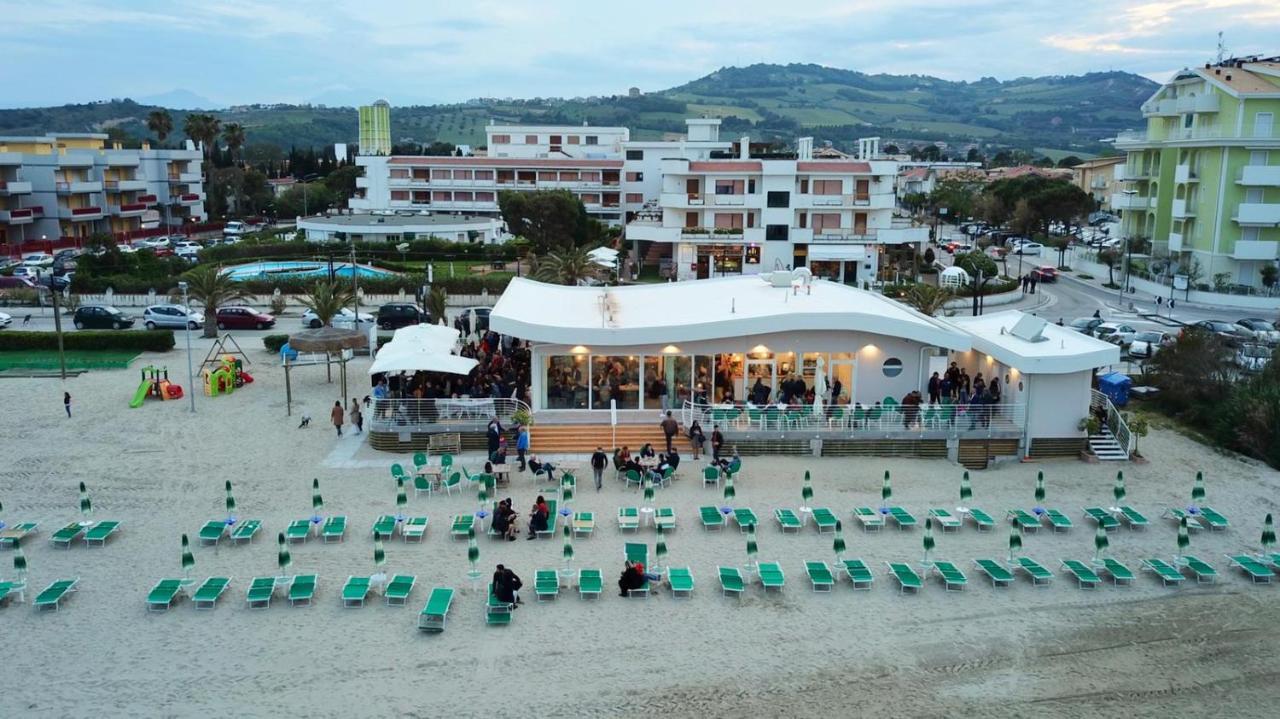 Le Rose Beach & Suites Appartamenti Fronte Mare A Villarosa Martinsicuro Ngoại thất bức ảnh